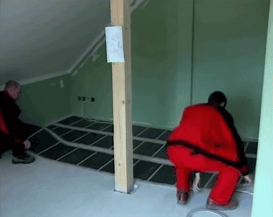 Раскладываем подготовленные полосы по всей поверхности помещения