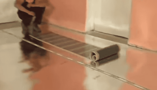 Расстилаем термопленку по поверхности пола