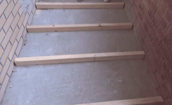 Расстояние между лагами 40-60 мм