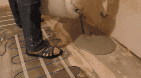 Разливаем замешанную смесь для стяжки