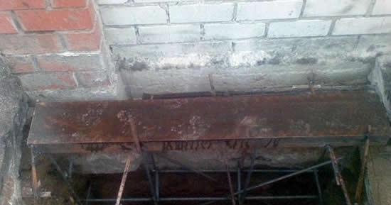 Размещаем конструкцию из арматуры и швеллера