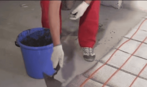 Разравнивание цемента с помощью мастерка