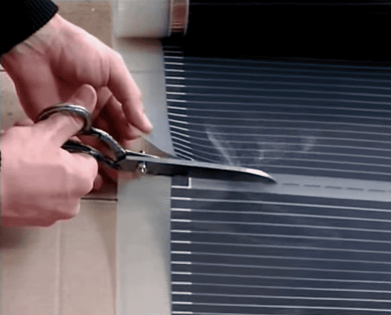 Разрезаем листы теплого пола и укладываем их