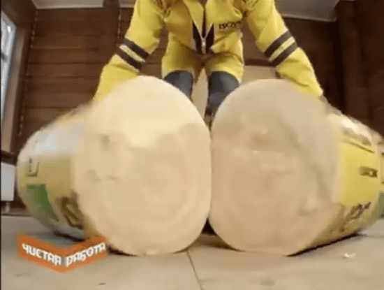 Разрезаем рулон утепляющего материала на 2 половинки - фото