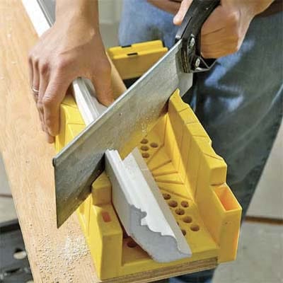 Режем угол плинтуса с помощью стусла