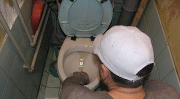 Ручная прочистка унитаза