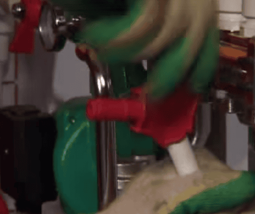 С помощью калибратора снимите с торца трубы фаски