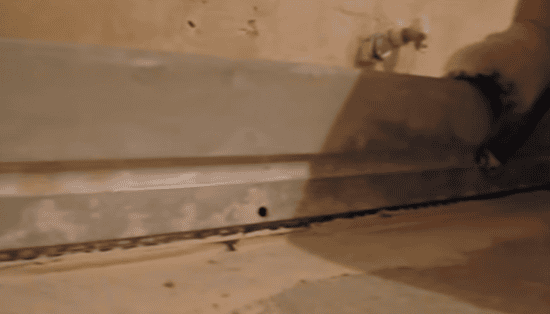 С помощью строительного уровня выравниваем расположение маяков