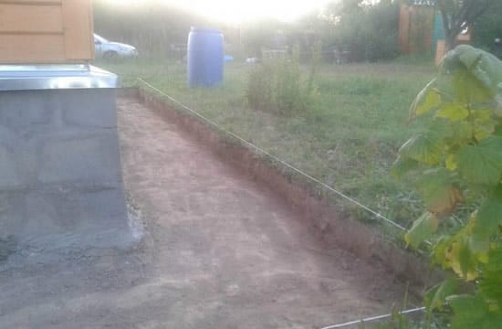 Ширину отмостки отмечают с помощью нитки