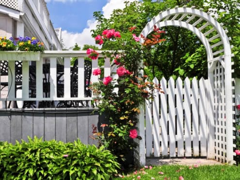 Садовая арка в качестве калитки
