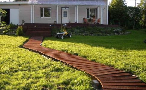 Садовая дорожка из деревянных досок