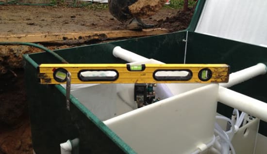 Септик должен принять строго горизонтальное положение