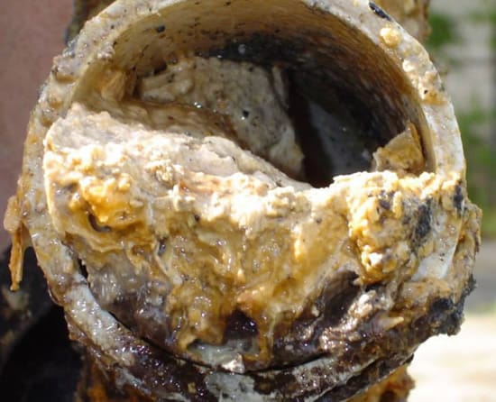 Серьезный засор в канализационных трубах - фото