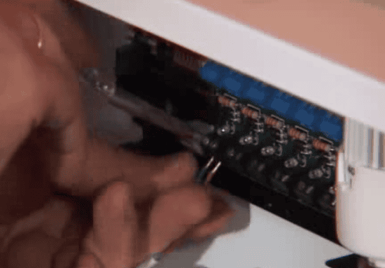 Сервомоторы и терморегулятор подсоединяются проводами через коммуникатор.