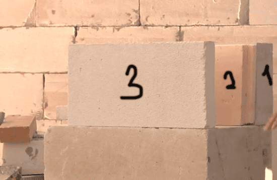 1. 10 сантиметровый блок уложенный на клей. 2.Слой минеральной ваты или утеплителя. 3. 5 см блок