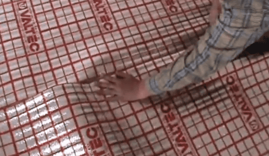 Склеиваем скотчем подложку для теплого пола