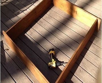 Скрепляем каркас песочницы саморезами