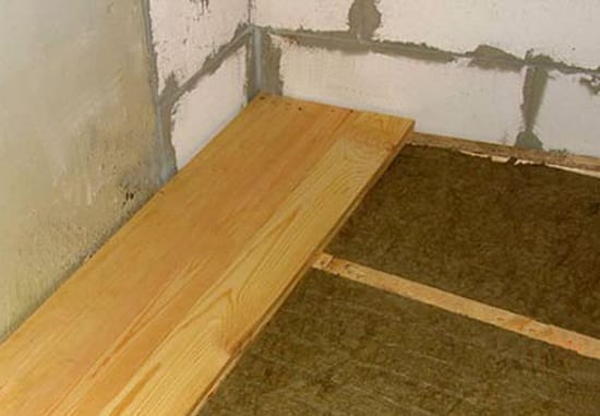 Следующий шаг укладка половой шпунтованной доски или фанеры