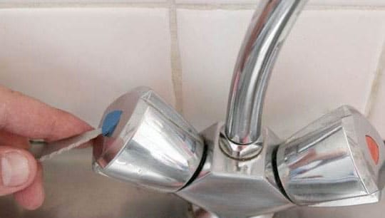 Снимаем ручку крана