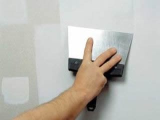 Снимаем старый обои с помощью мастерка