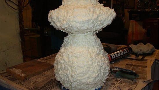 Создаем контур лягушки из монтажной пены