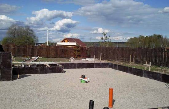 Создание подушки из песка и гравия для фундамента из плит 