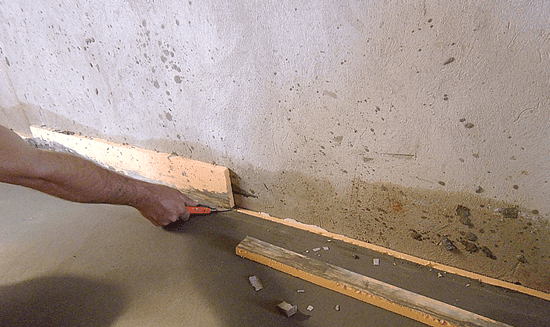 Срезаем острым ножом остатки выпирающей демпферной ленты