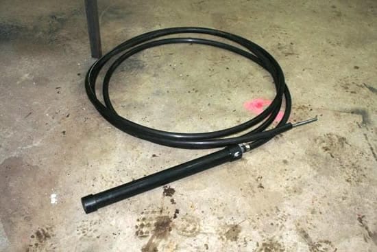 Стержень помещают в гибкий шланг с гидроизолирующими свойствами