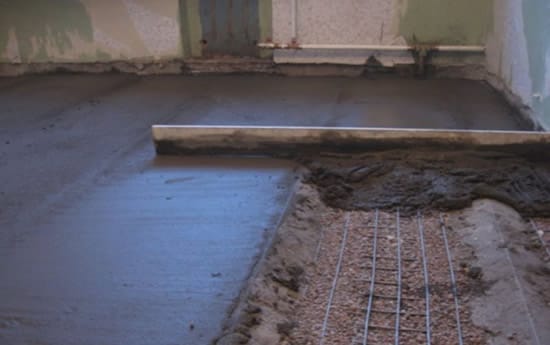 Стяжка пола по маякам