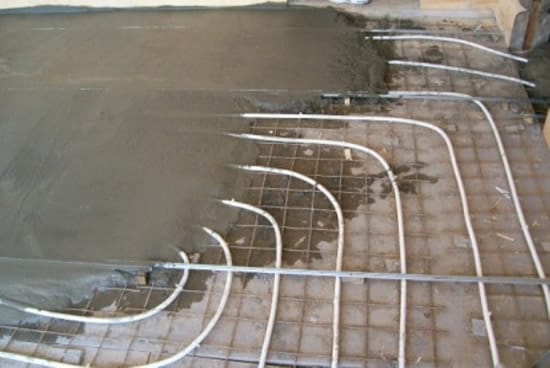 Стяжка водяного пола в доме - фото