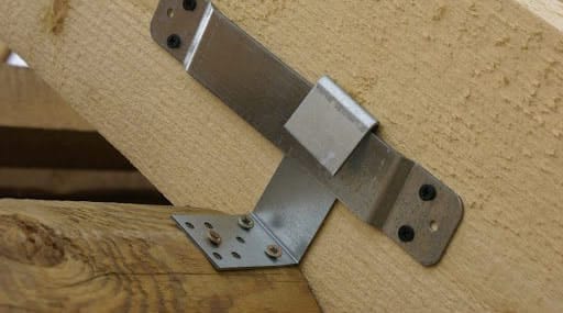 Технология крепления стропил с помощью металлических скоб