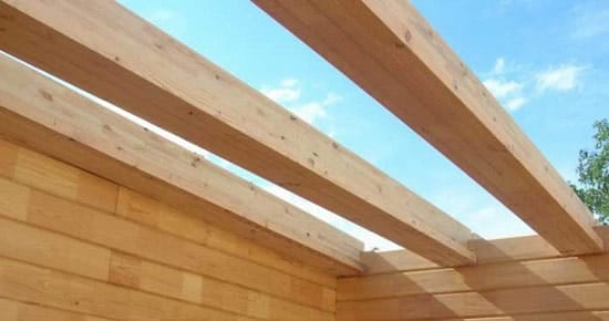 Технология возведения балок в деревянном доме путем врубки их в верхний венец дома