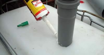 Трубы аккуратно промазывают герметиком