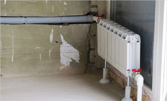 Трубы внутри стены