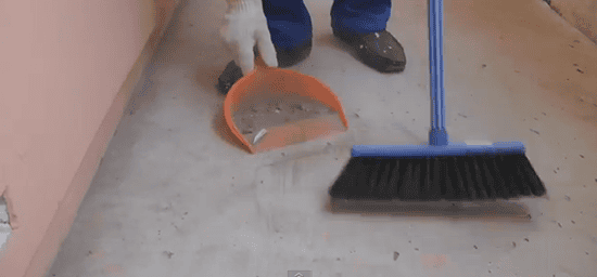 Убираем все излишки мусора с пола