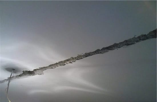 Удаление старого покрытия с потолка и подготовка шва