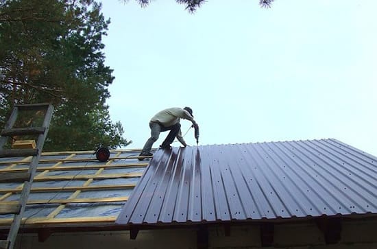 Укладка брусков на крышу гаража для крепления кровельного материала