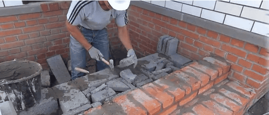 Остатки шлакоблоков и кирпича закладываем в крыльцо