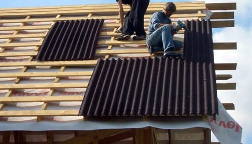 Укладка листов шифера на обрешетку