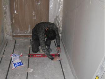 Укладка маяков для стяжки пола - фото