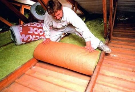 Укладка минеральной ваты для утепления