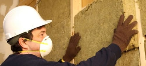 Укладка минеральной ваты между брусками