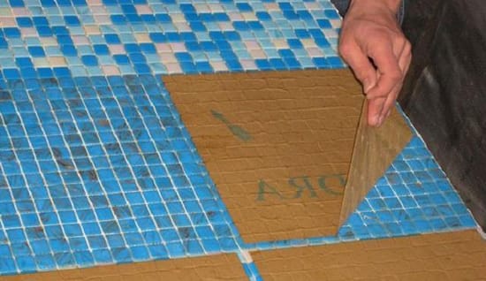 Укладка мозаичной плитки на сетке