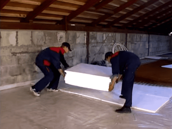 Укладка на слой гидроизоляции теплоизоляционного материала