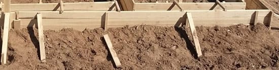 Укладка опалубки для фундамента