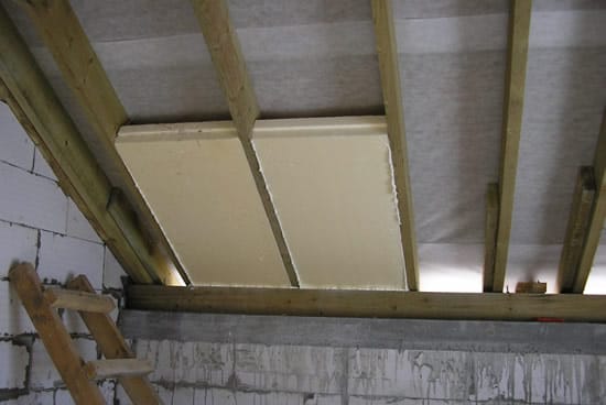 Укладка плит пенопласта между стропил