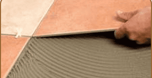 Процесс укладки плитки