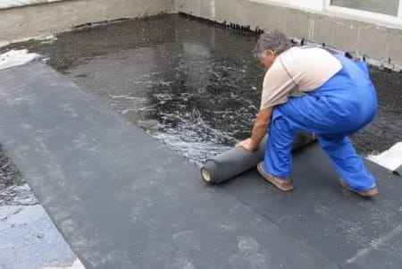 Укладка слоев битумной мастики