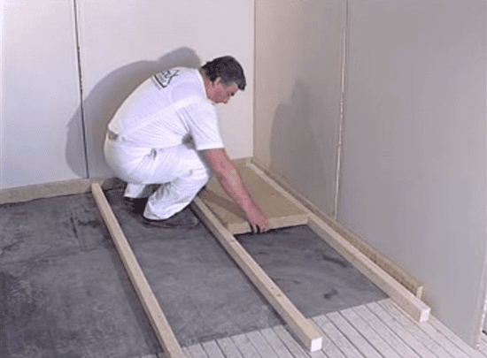 Укладка теплоизоляционного материала между лагов