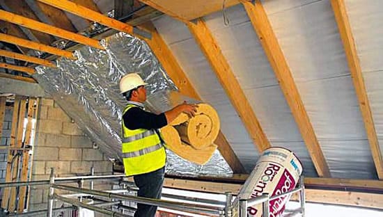 Укладка теплоизоляционных матов на крышу